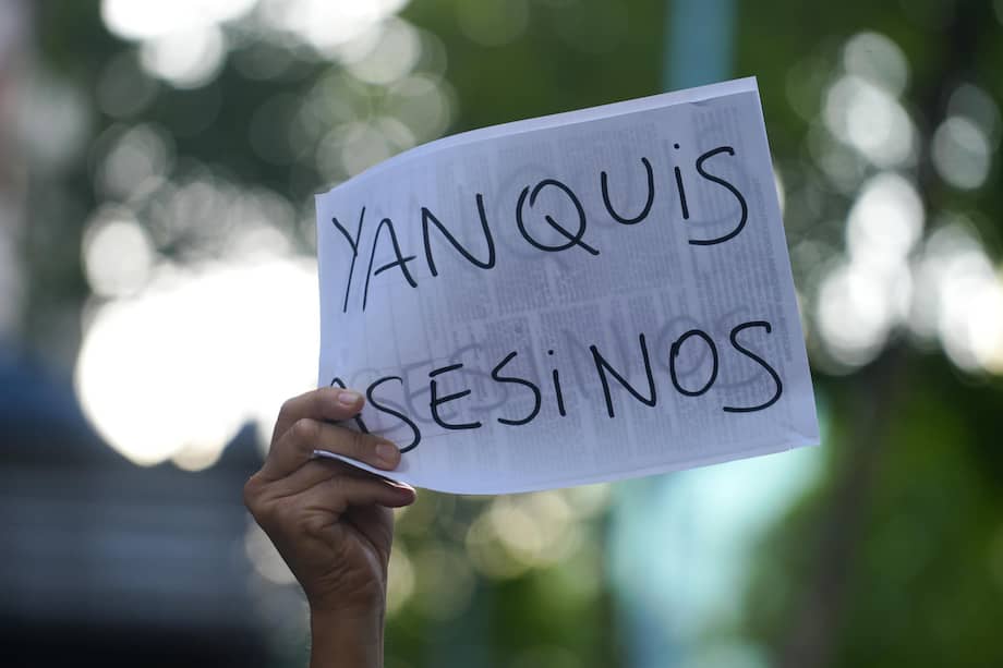 Fotografía que muestra un cartel en una manifestación contra el ataque de EE.UU. a Venezuela, este sábado, en Montevideo (Uruguay).