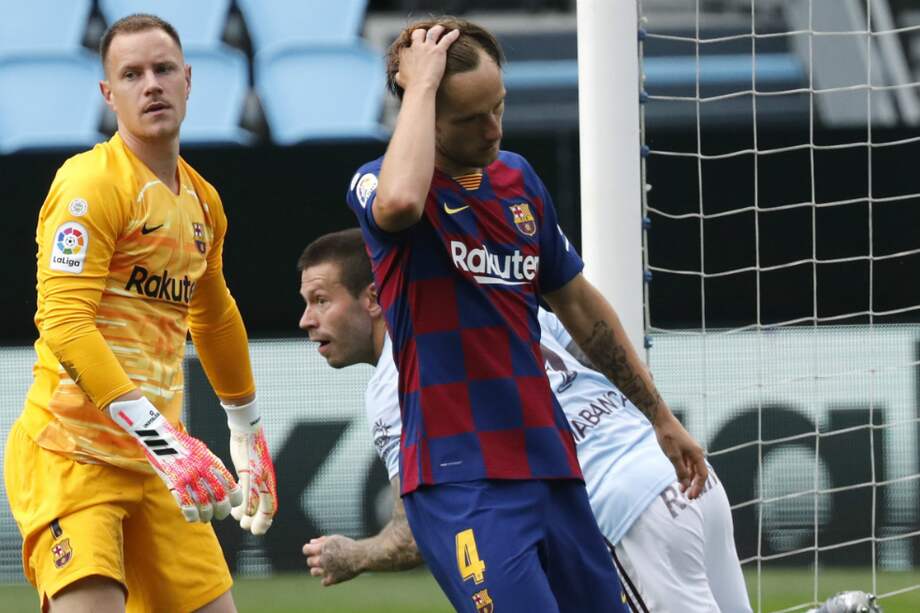 El delantero ruso del Celta, Fiódor Smólov (c), celebra el gol conseguido este sábado contra Barcelona. / EFE