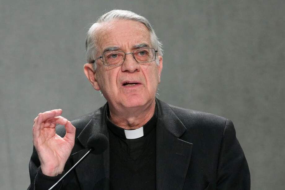 El portavoz vaticano, Federico Lombardi, da una rueda de prensa tras el anuncio de renuncia hecho por el papa Benedicto XVI./ EFE