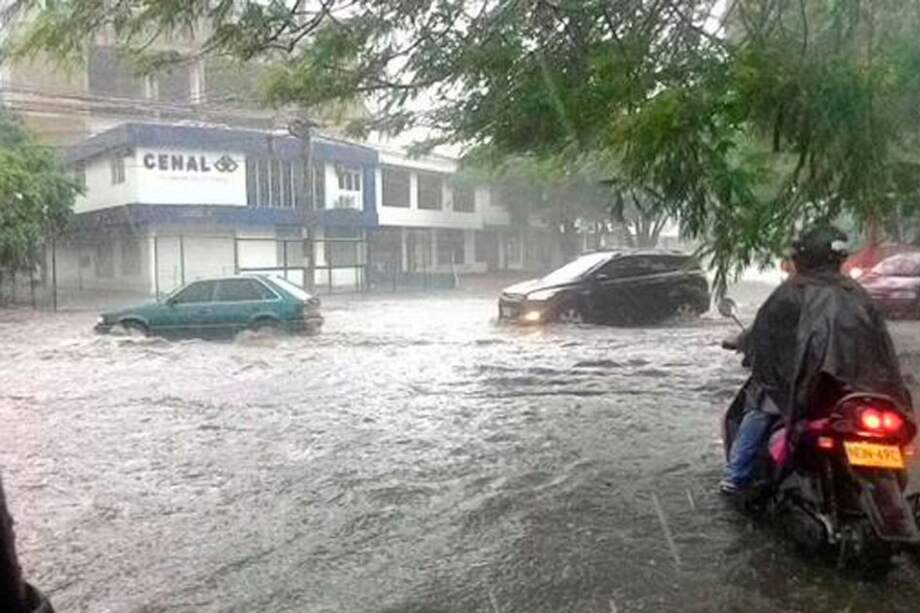 Los caleños reportan inundaciones en algunas de las vías más importantes de la ciudad. / Tomada de Twitter @BluRadioCo