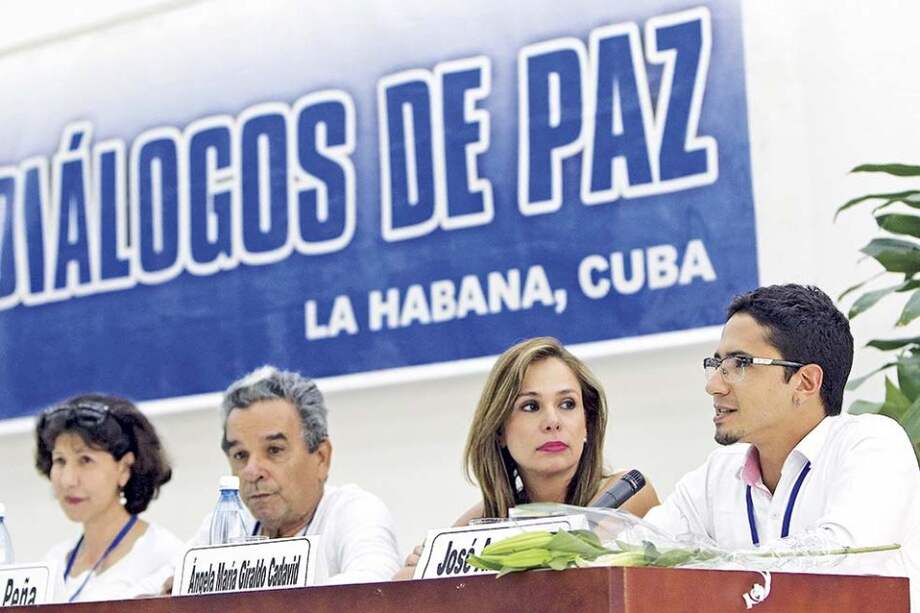 José Antequera (a la derecha) estuvo en la delegación de víctimas que viajó en agosto. / EFE