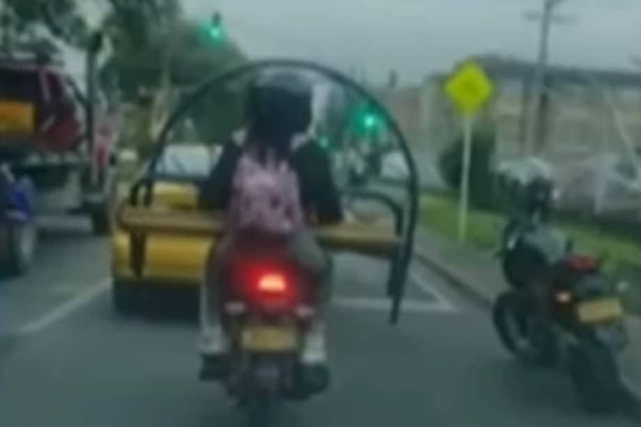 Imprudencia en la vía: en Kennedy se llevaron un trasteo en una moto.