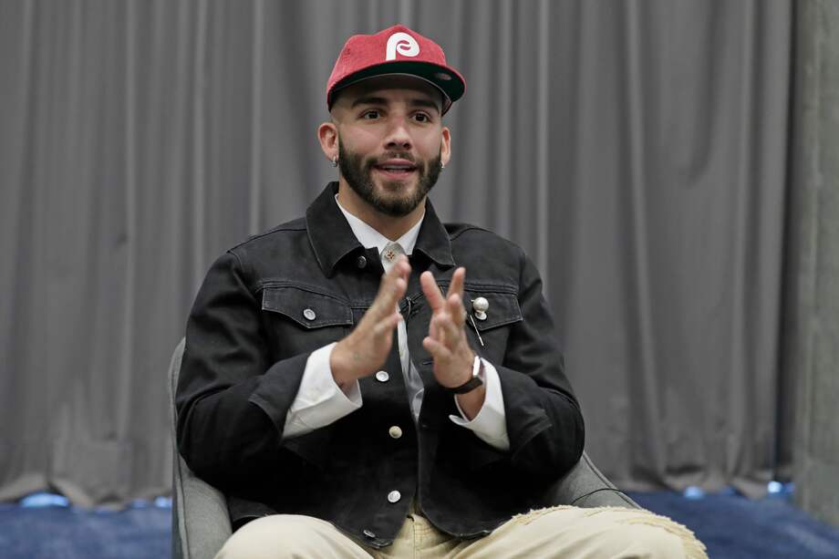 Fotografía del 16 de agosto de 2024 del cantante colombiano Manuel Turizo hablando en entrevista con EFE en Bogotá (Colombia).