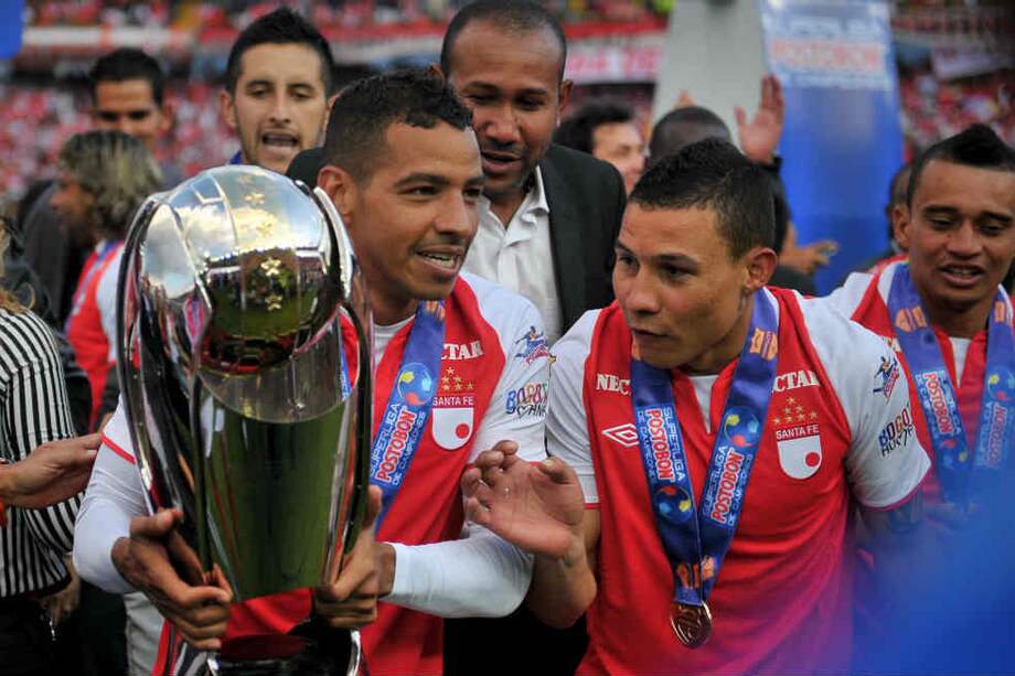 Wílder Medina y Luis Carlos Arias celebran el título de la Superliga que le ganó Santa Fe a Millonarios. / Andrés Torres