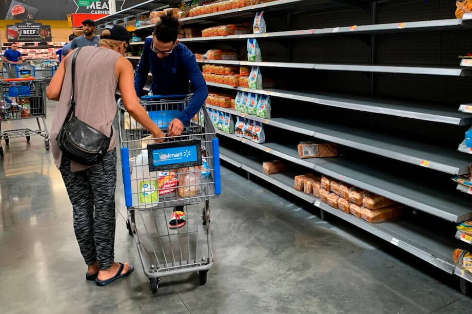 Los habitantes de West Miami se preparan para la llegada del huracán Dorian. / AFP