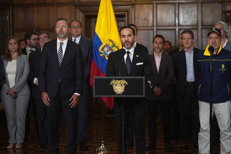 El presidente de Colombia, Abelardo de la Espriella (c) y el ministro de Vivienda, Jaime Andrés Beltrán Martínez (i), en una rueda de prensa. / EFE