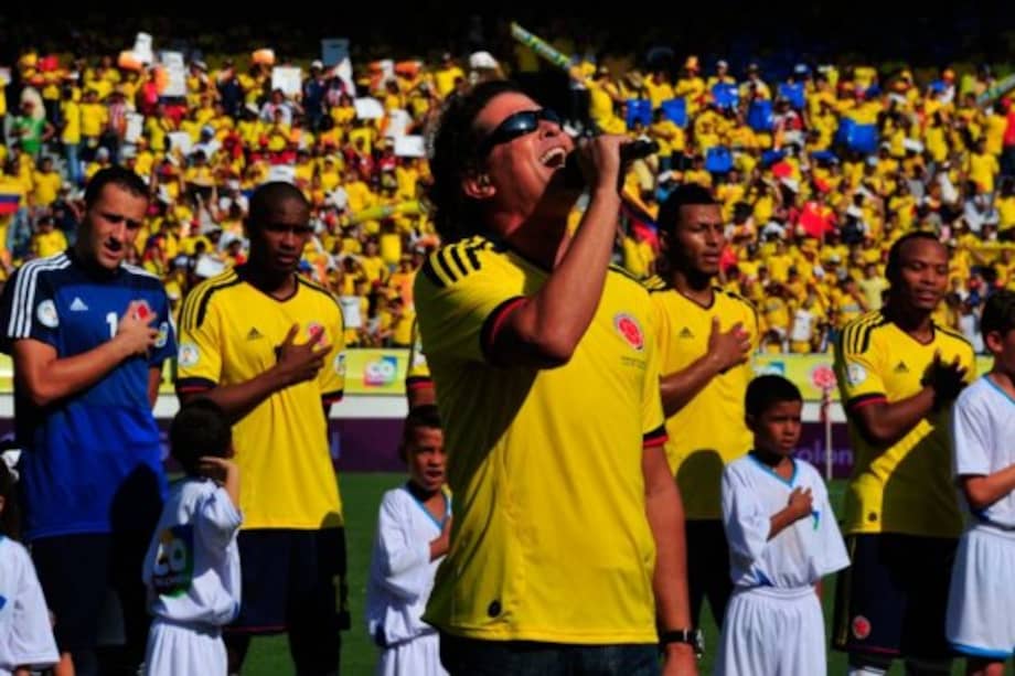 Carlos Vives cantando el himno nacional en el estadio Metropolitano de Barranquilla, cuando Colombia enfrentó a Uruguay. / Afp.
