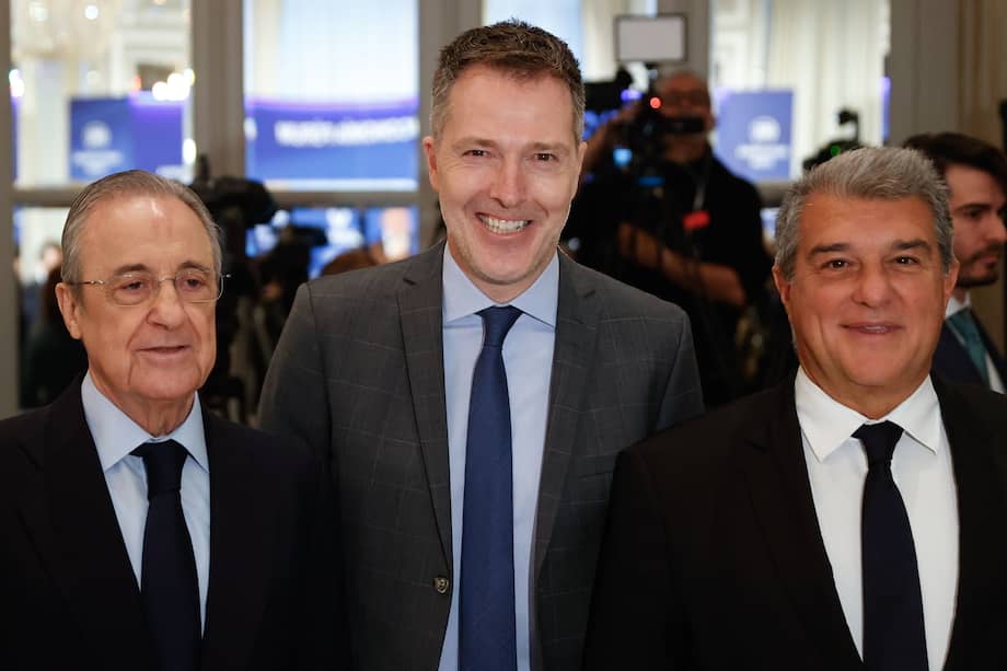 Bernd Reichart (c), CEO de A22 Sports Management, sociedad promotora de la Superliga, junto al presidente del Real Madrid, Florentino Pérez (i), y el presidente del Fútbol Club Barcelona, Joan Laporta.