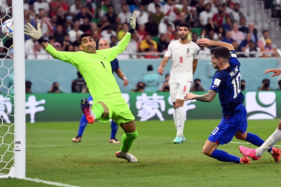 Momento en el que Christian Pulisic anota el primer gol del grupo B contra Irán.