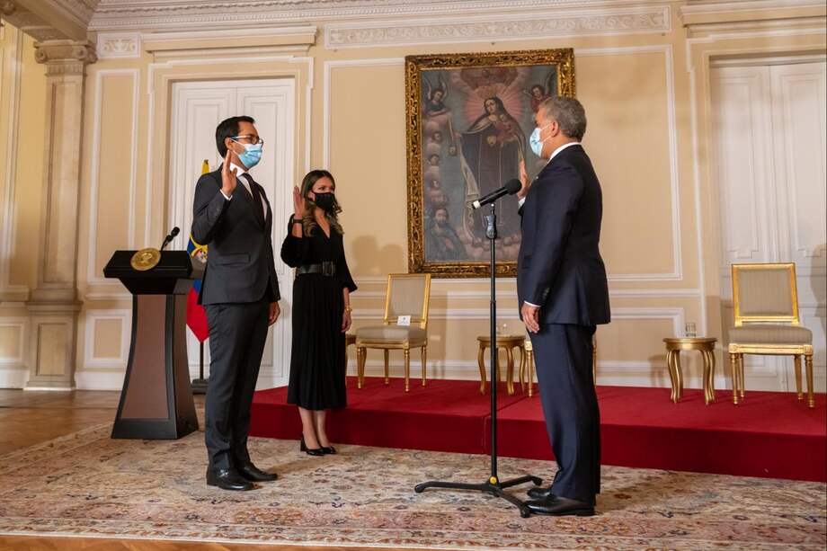 Lisandro Junco Riveira (director de la Dian) y Goethny Fernanda García (superintendente de Notariado y Registro) tomando juramento ante el presidente Iván Duque.