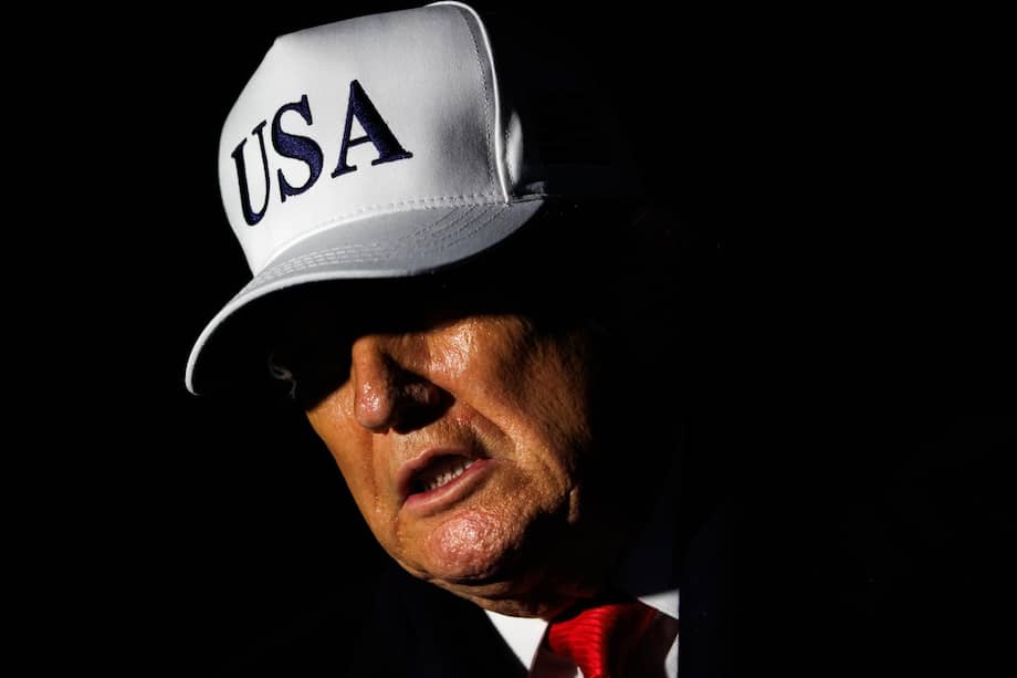 Washington (United States), 13/12/2025.- US President Donald Trump makes a statement on the active shooter at Brown University to reporters as he heads into the White House after landing on the South Lawn in Marine One in Washington, DC, USA, 13 December 2025. The President was attending the Army-Navy football game at M&T Bank Stadium in Baltimore, Maryland. EFE/EPA/Samuel Corum / POOL