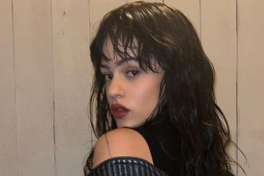 Rosalía estuvo a punto de perder su cabello en medio de un concierto en Brasil.