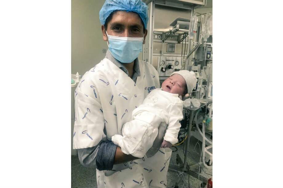 Nairo Quintana presenta al nuevo integrante de la familia, Tomás.