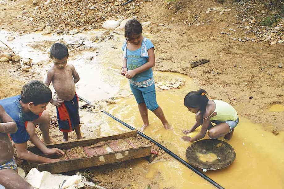 Entre 10 y 15 millones de mineros trabajan el oro en el mundo. Se calcula que un millón son niños y 4,5 millones mujeres.