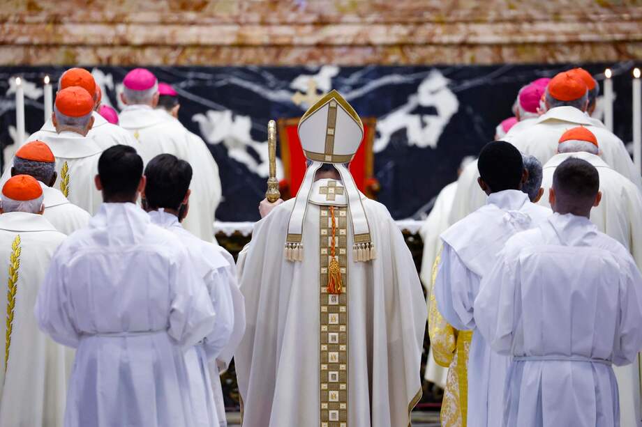 El cardenal Mauro Gambetti (C) asiste a la misa 'In Coena Domini' y al rito del lavatorio de los pies del Jueves Santo