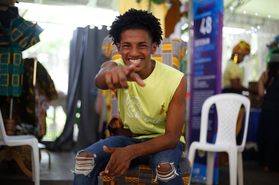 El diseñador Esteban Sinisterra, posa con prendas de su marca Esteban African. EFE/ Ernesto Guzmán