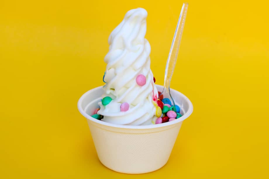El yogur helado suele tener menos calorías y menos grasas saturadas que el helado, según especialistas en nutrición.