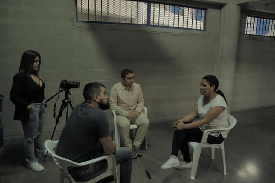 'La Negra' Karina, exguerrillera de las Farc, junto a Edward Niño, comandante de la Policía en el 2000, año de la toma del grupo revolucionario al municipio de Granada, Antioquia, en un acto de perdón registrado en el documental.