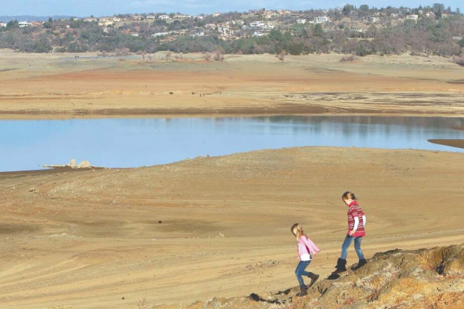 Niños juegan en lo que normalmente sería el Lago Folsom en California, que vivió una sequía que duró cinco años. / Rich Pedroncelli - AP