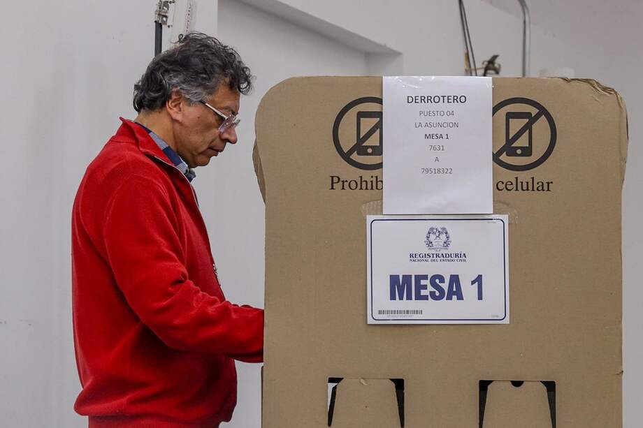 Presidente Petro votando en la consulta del Pacto Histórico