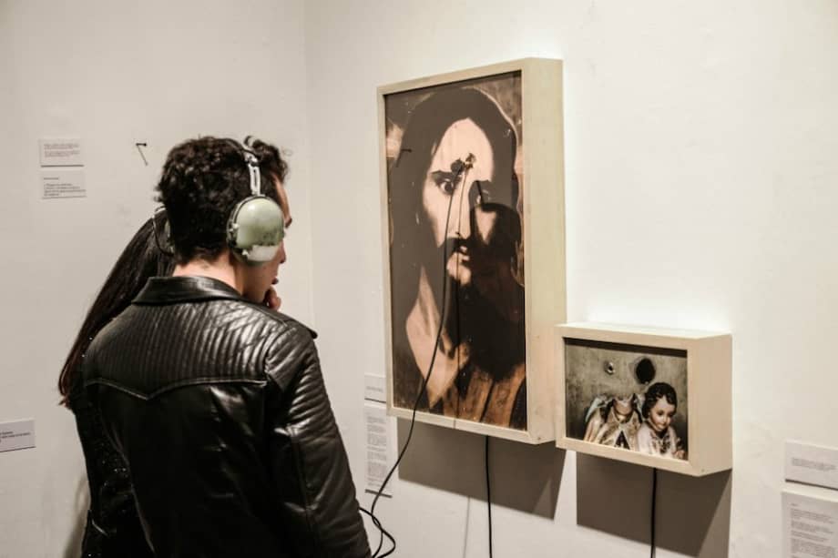 La exposición "Estrategia de respuesta rápida- business war business", es una propuesta curada por Gilberto Hernández, Julián Santana y Santiago Rueda que se presenta hasta el mes de octubre en Desborde Galería.