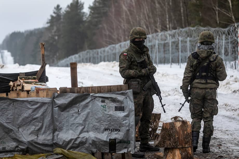 Soldados polacos patrullan a lo largo de la frontera entre Polonia y Bielorrusia. Miles de migrantes, en su mayoría del Medio Oriente, cruzaron o intentaron cruzar la frontera de Bielorrusia a Polonia el año pasado.