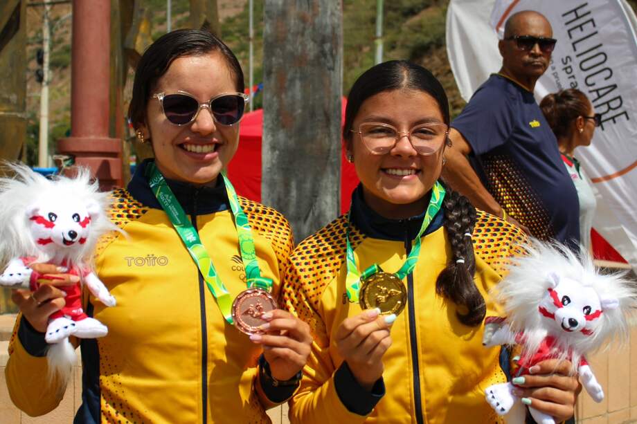 Luciana Osorio (der.), campeona de la ruta y la CRI en los I Juegos Bolivarianos de la Juventud 2024.