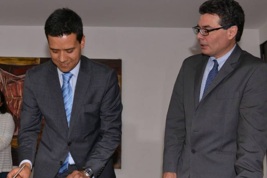 En la foto Javier Guzmán en compañía del ministro Alejandro Gaviria, durante el acto de posesión. / /Cortesía Minsalud