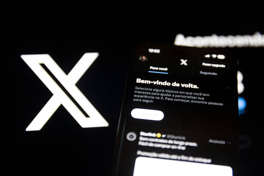 Fotografía que muestra la pantalla de un celular con acceso a la aplicación de la red social X, antes Twitter este miércoles, en Sao Paulo (Brasil).