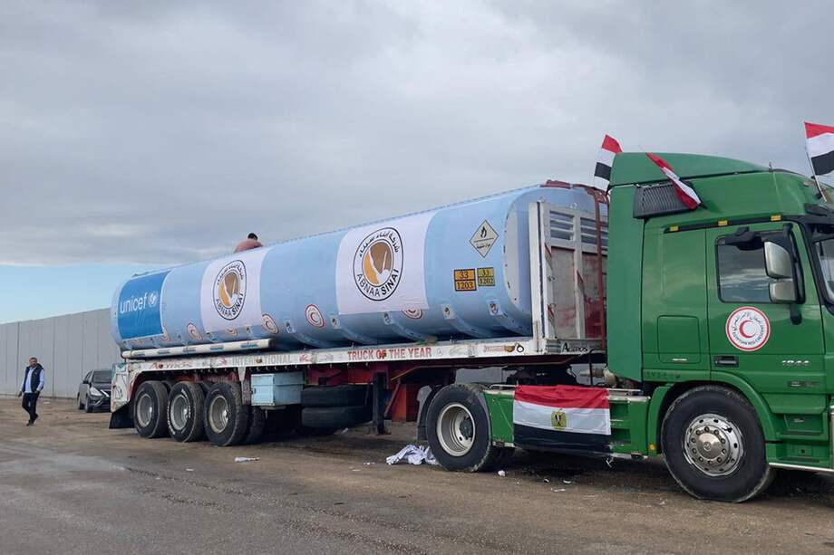 Un camión egipcio para entregar combustible a la Franja de Gaza espera en el cruce fronterizo de Rafah, Rafah, Egipto, 15 de noviembre de 2023.