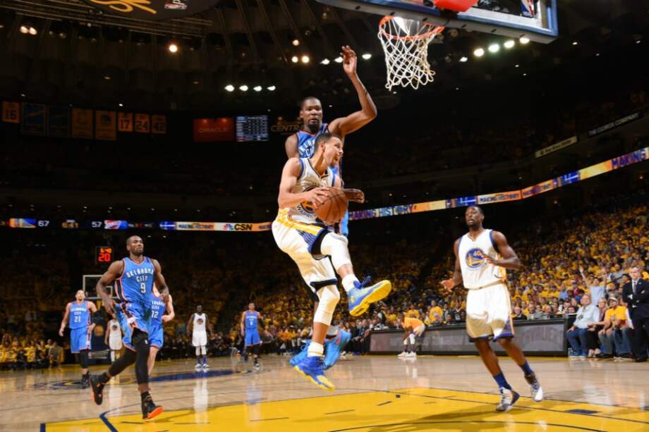 Stephen Curry convirtió 17 puntos en cuatro minutos del tercer período. / AFP