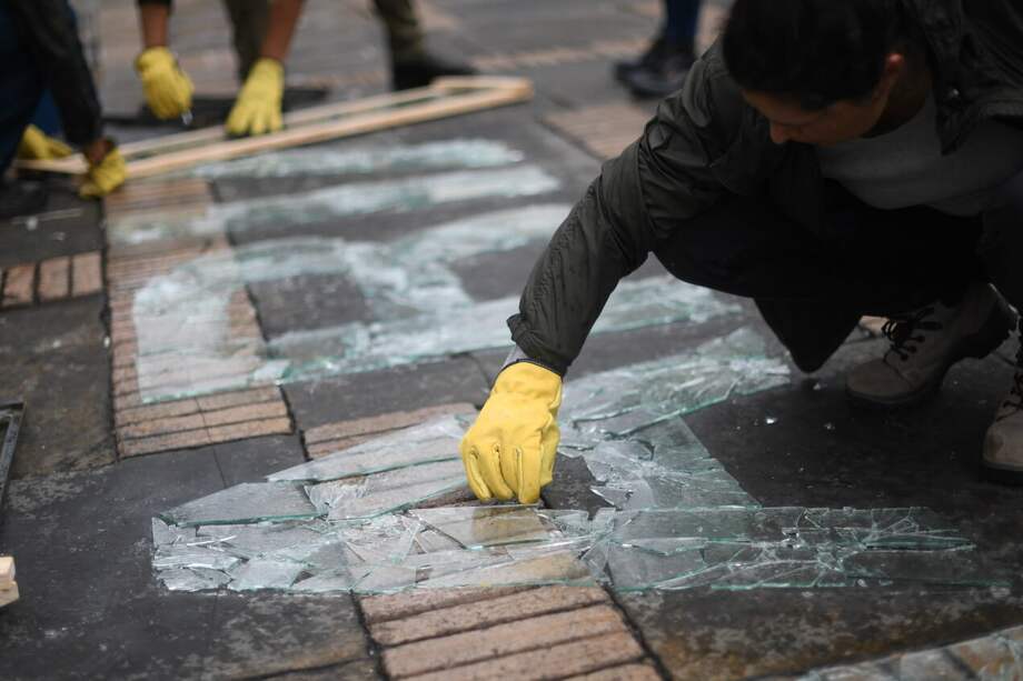 Al menos 200 manos ayudaron a la construcción de Quebrantos, la obra colectiva dirigida por la artista Doris Salcedo. / Cristian Garavito