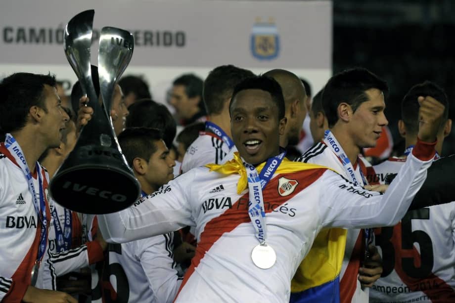 Carbonero luego de ganar la copa Argentina junto con el River Plate en el primer semestre del 2014. / AFP/ Alejandro PAGNI