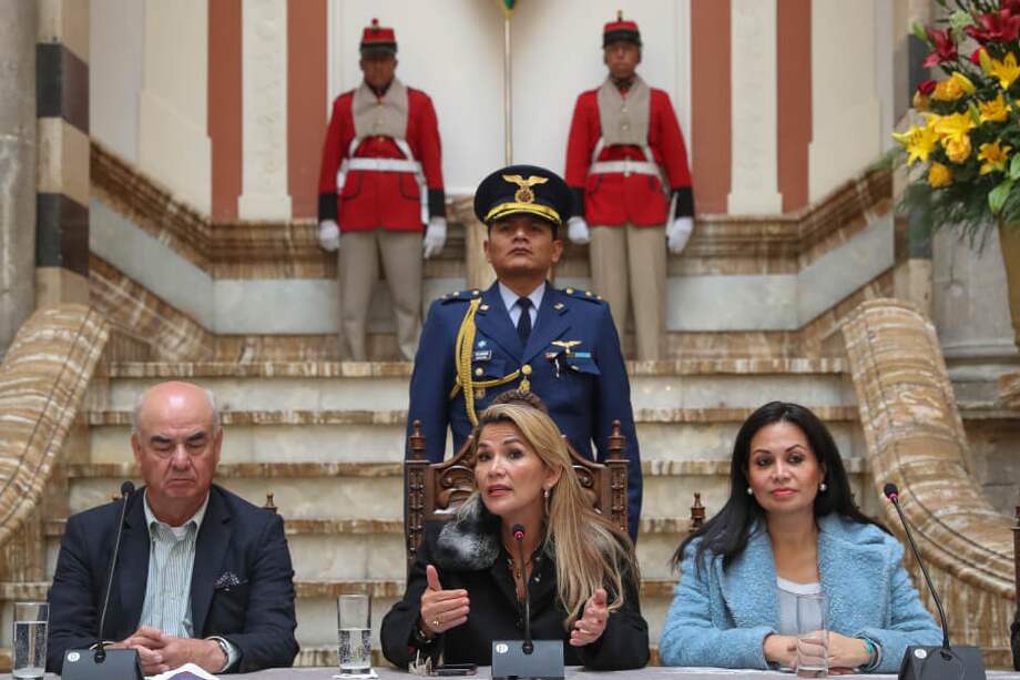 Jeanine Añez asumió como presidenta interina en Bolivia con la promesa de convocar elecciones. Serán el 3 de mayo de 2020. / EFE