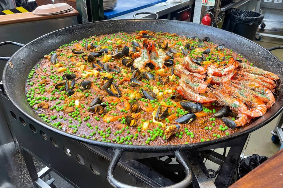 La paella es uno de los platos más representativos de la gastronomía española.