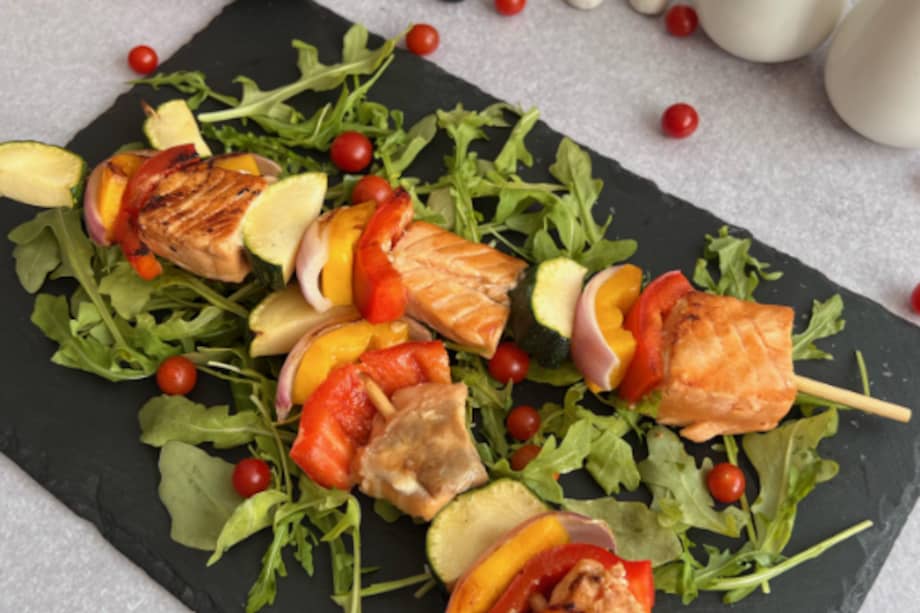 Estas brochetas de salmón puedes llevarlas a la mesa en tan solo 20 minutos.