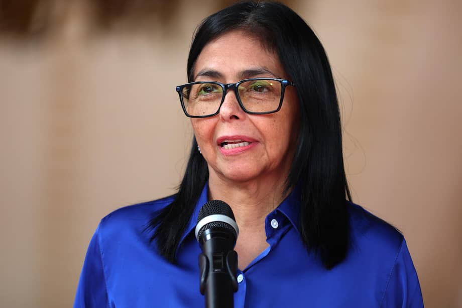 La presidenta encargada de Venezuela, Delcy Rodríguez, habla en una rueda de prensa en Palacio de Miraflores en Caracas (Venezuela).