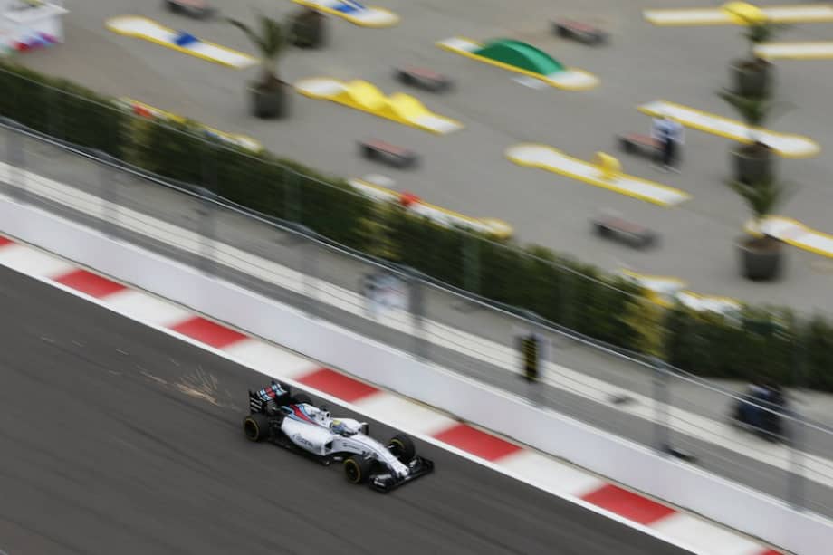 El piloto brasileño Felipe Massa dirige su monoplaza durante la sesión de entrenamientos libres en el circuito Sochi Autodrom (Rusia). / EFE
