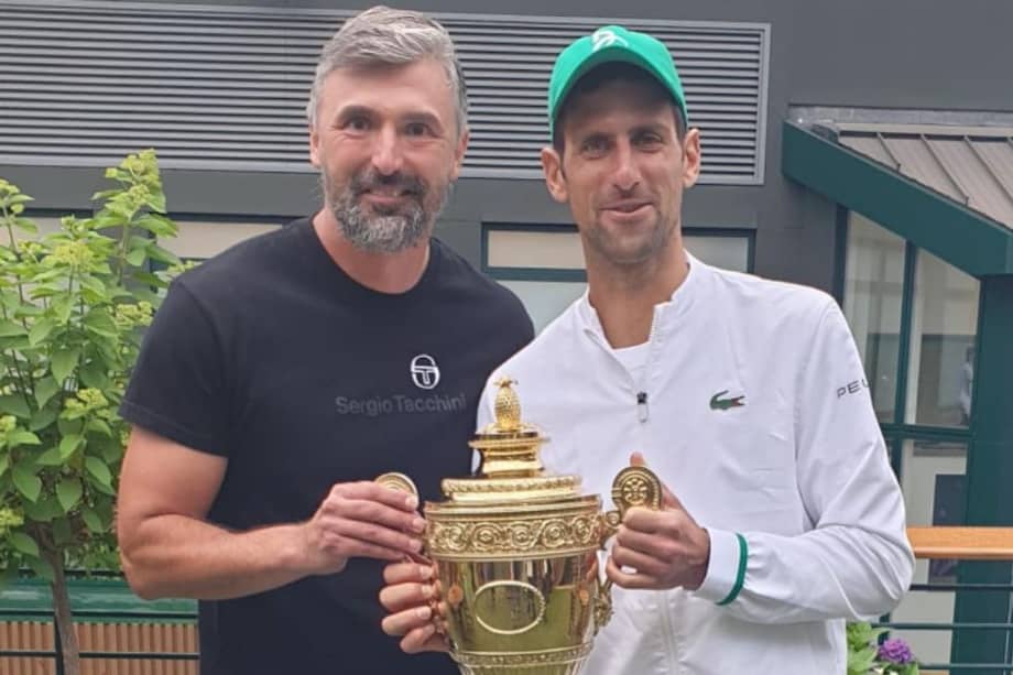 Goran Ivanisevic (izq) junto a Novak Djokovic y el trofeo de Wimbledon en 2021.