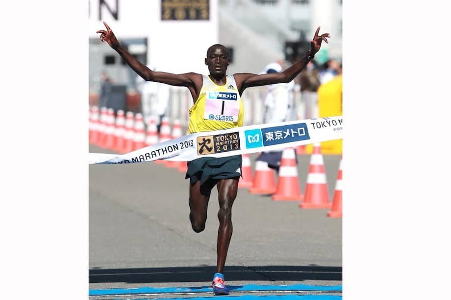 Dennis Kimetto cruza victorioso la meta, en el maratón de Tokio-2003. / AFP