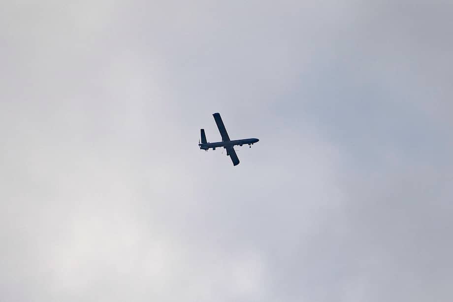 Un vehículo aéreo no tripulado (UAV) israelí sobrevuela Khan Yunis, al sur de la Franja de Gaza, donde continúan los bombardeos.