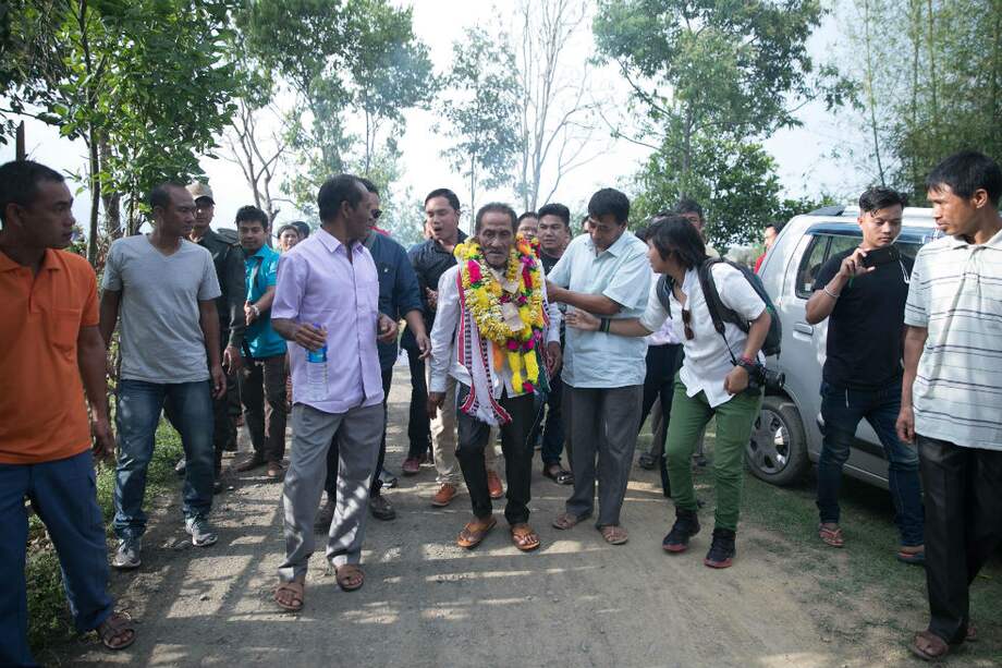 Khomdram Gambhir Singh (C) regresó a Khumbong para reunirse con su familia. / AFP