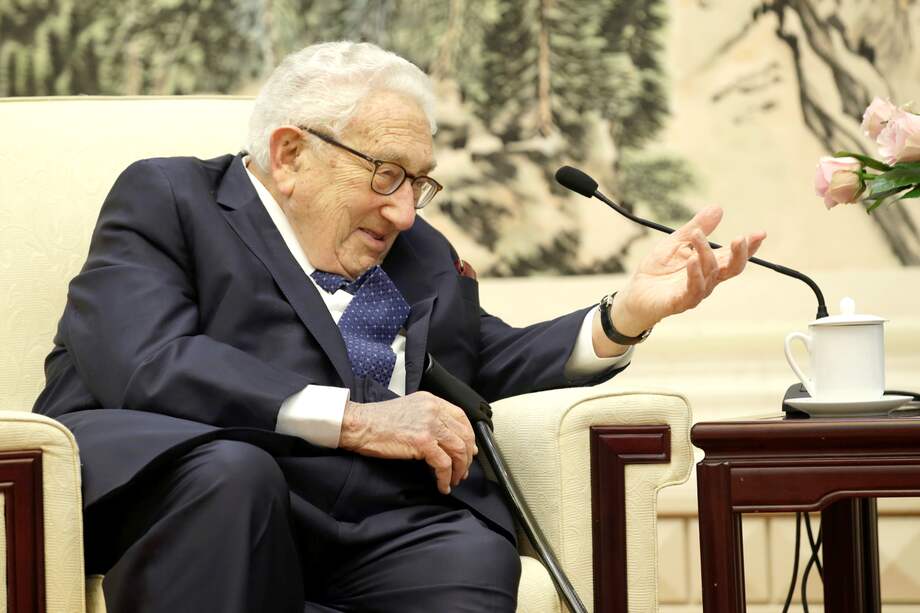 Foto del 22 de noviembre de 2019 donde aparece el exsecretario de Estado estadounidense, Henry Kissinger, durante una reunión con el ministro de Relaciones Exteriores de China en el Gran Palacio del Pueblo en Pekín (China). Kissinger falleció este miércoles 29 de noviembre a los 100 años de edad en Connecticut. En el libro aquí reseñado habla de construir un orden internacional en un mundo con perspectivas históricas divergentes, plagado de conflictos violentos, tecnología desbocada y extremismo ideológico.