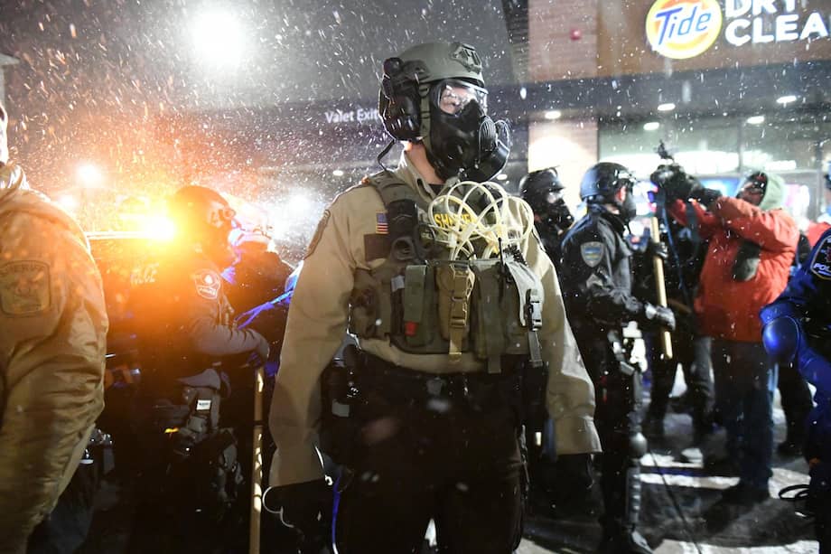 La policía se prepara para avanzar contra los manifestantes reunidos frente al hotel donde se cree que se hospeda el alto cargo de la Patrulla Fronteriza.