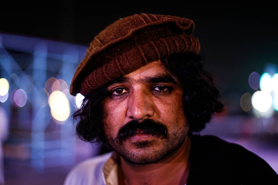 Un trabajador migrante posa anoche mientras asiste al FIFA Fan Fest en la cancha de césped en Asian Town, un vecindario de campos de trabajo repleto de obreros procedentes de algunos de los países más pobres del mundo.