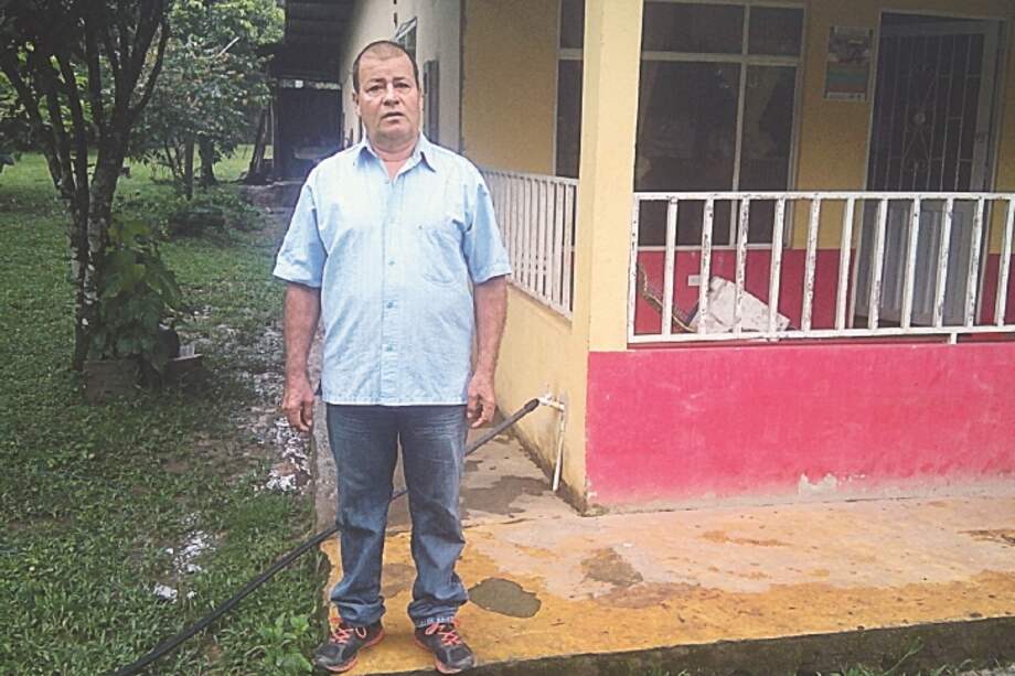 Gustavo Chavarriaga, de 69 años, vive en una parcela junto a su esposa, dos de sus hijos y su madre. / Cortesía