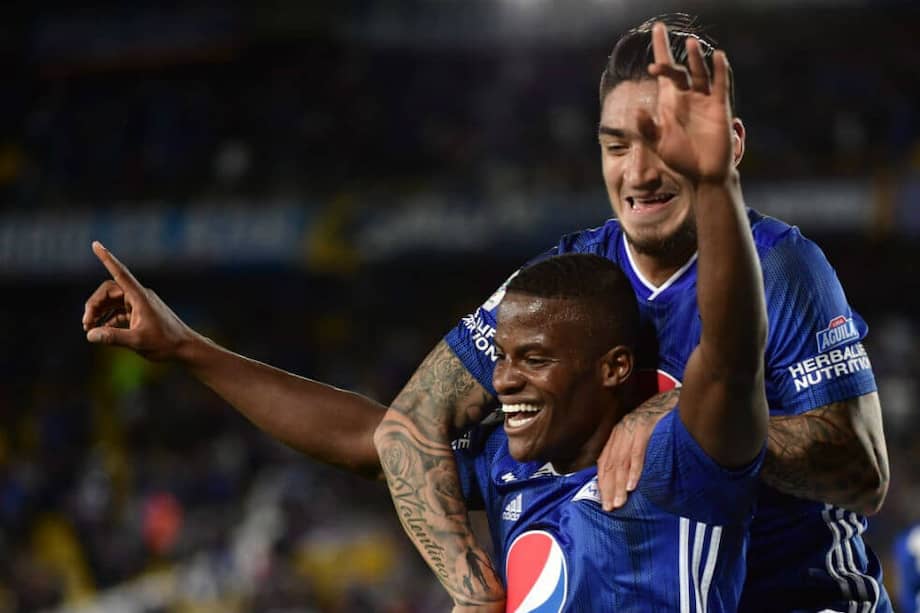 Román festeja el tanto que le dio la victoria a los embajadores en Bogotá. / Óscar Pérez