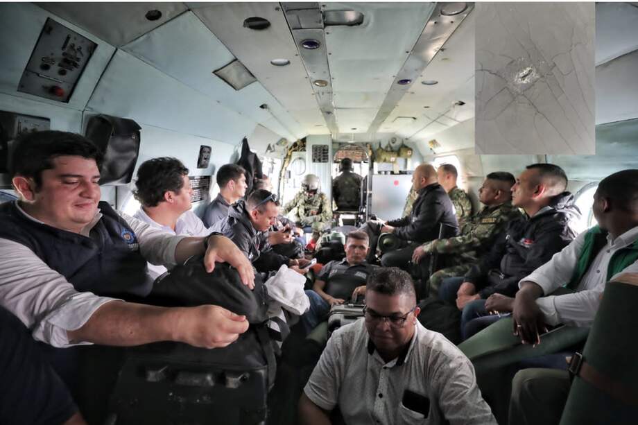 Según información del Ejército, un helicóptero en el que viajaban 20 delegados de la Fiscalía, la Procuraduría y otras entidades fue atacado con armas de largo alcance cuando se aproximaba a la zona.