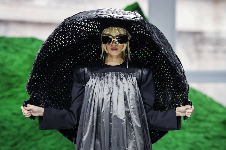Las gafas oversize y los cuellos envolventes reforzaron el carácter escénico de varios looks de Louis Vuitton durante su presentación en el Louvre. / AFP