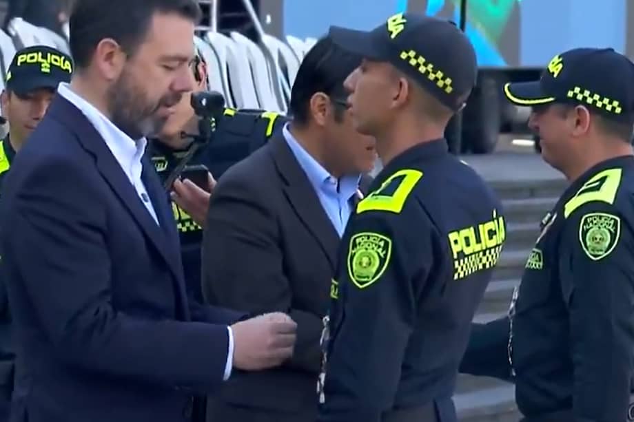 Alcalde Carlos Fernando Galán condecora al patrullero Luis Miguel Vergara, quien se enfrentó a los homicidas del empresario Jean Claude Bossard.